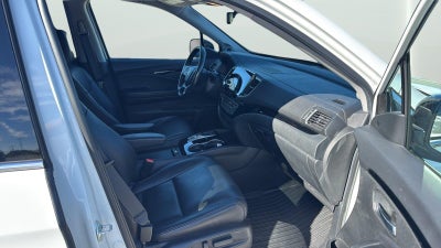 2022 Honda Pilot Touring w/Rear Captain's Chairs