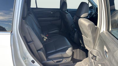 2022 Honda Pilot Touring w/Rear Captain's Chairs