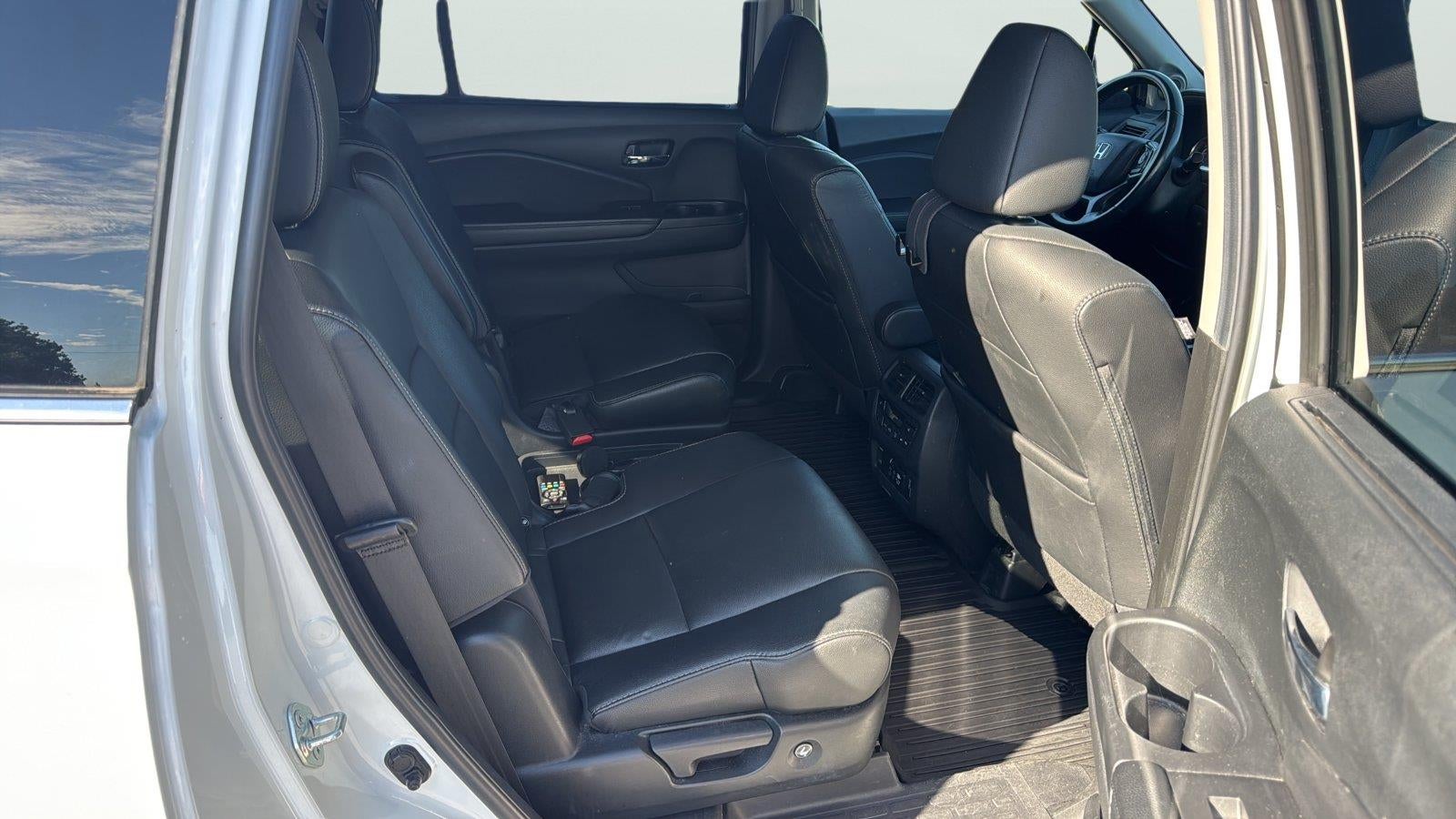 2022 Honda Pilot Touring w/Rear Captain's Chairs