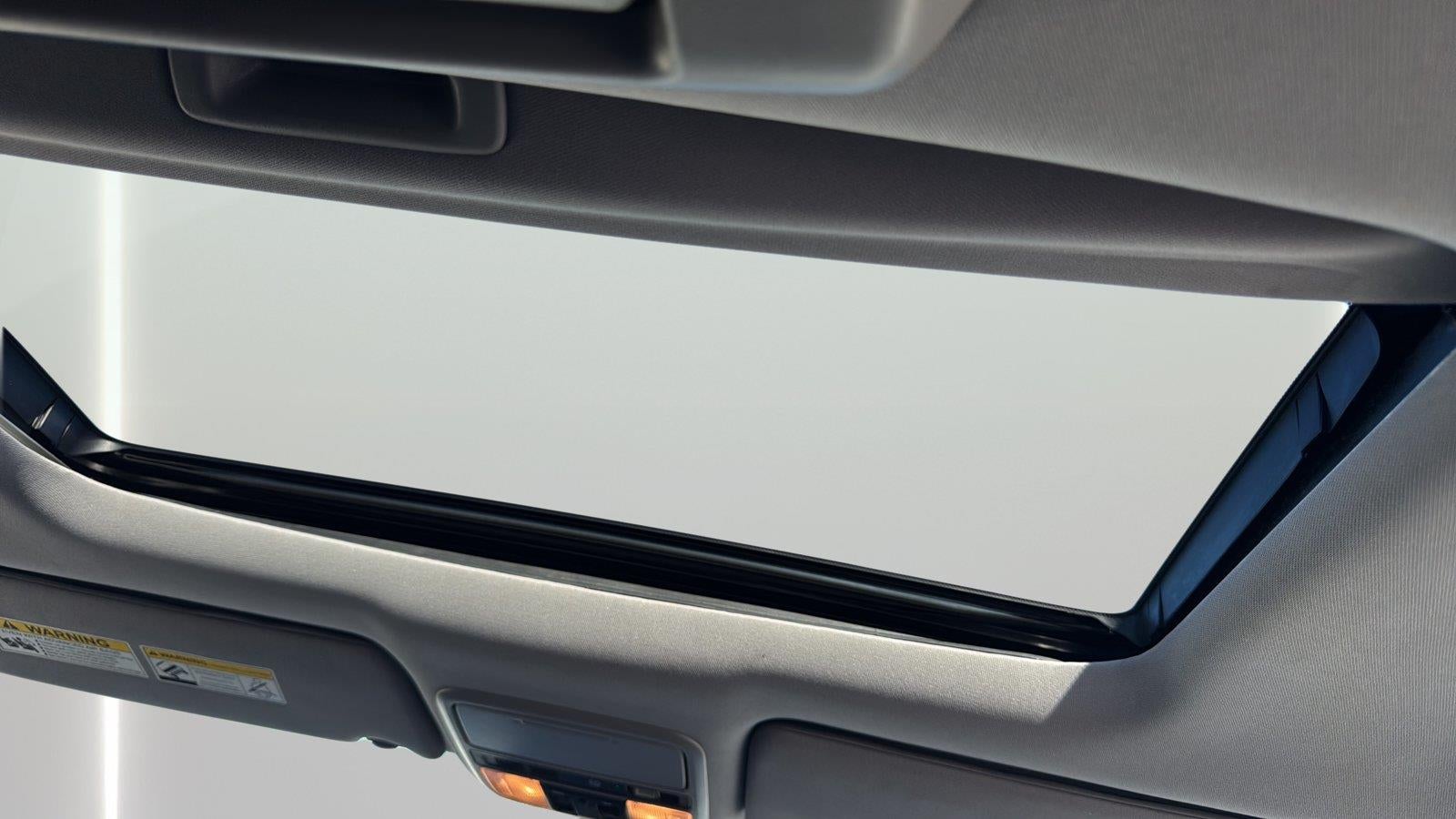 2022 Honda Pilot Touring w/Rear Captain's Chairs