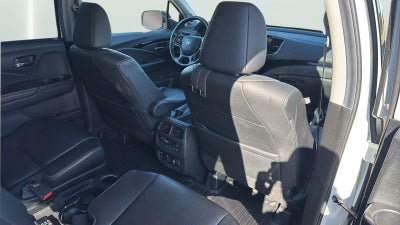2022 Honda Pilot Touring w/Rear Captain's Chairs
