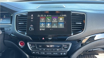 2022 Honda Pilot Touring w/Rear Captain's Chairs