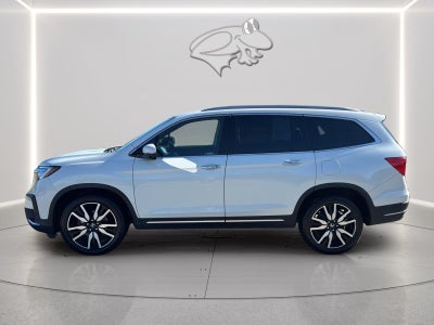 2022 Honda Pilot Touring w/Rear Captain's Chairs