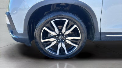 2022 Honda Pilot Touring w/Rear Captain's Chairs