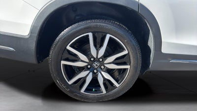 2022 Honda Pilot Touring w/Rear Captain's Chairs
