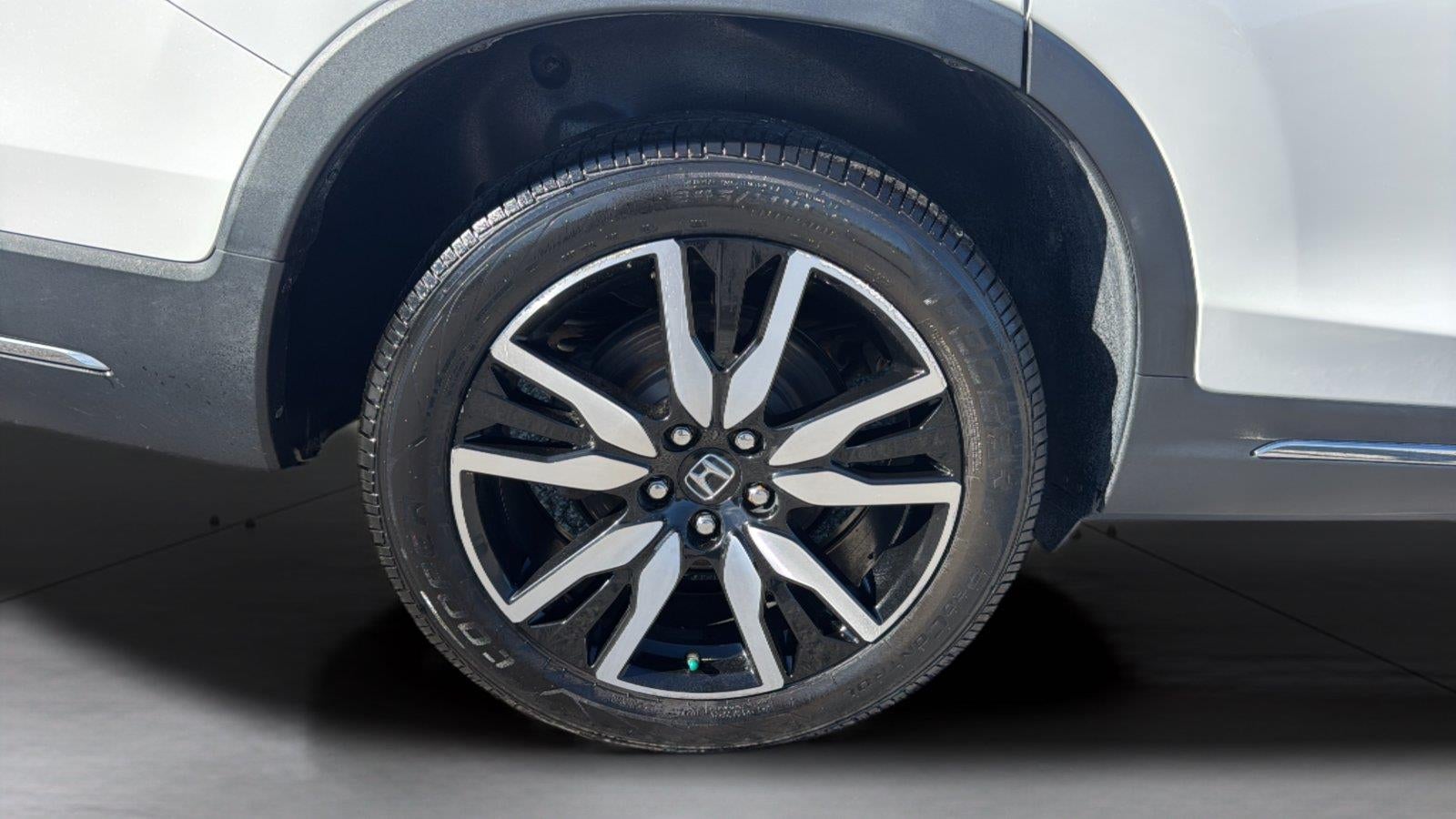 2022 Honda Pilot Touring w/Rear Captain's Chairs