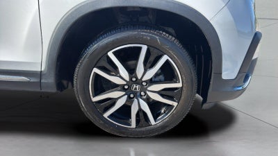 2022 Honda Pilot Touring w/Rear Captain's Chairs