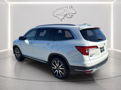 2022 Honda Pilot Touring w/Rear Captain's Chairs