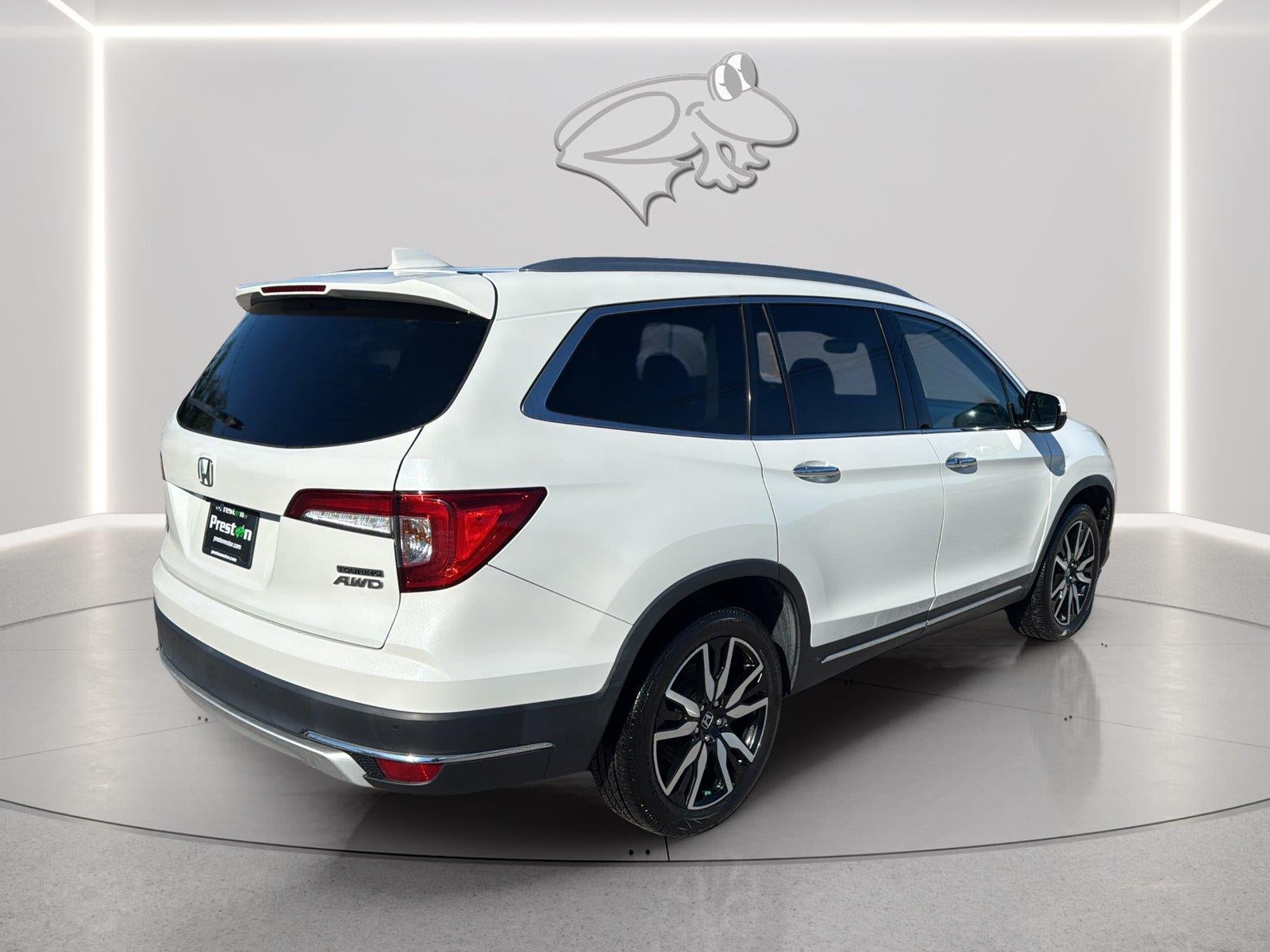 2022 Honda Pilot Touring w/Rear Captain's Chairs