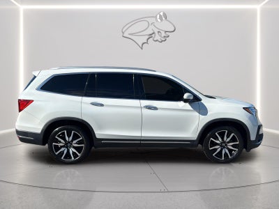 2022 Honda Pilot Touring w/Rear Captain's Chairs
