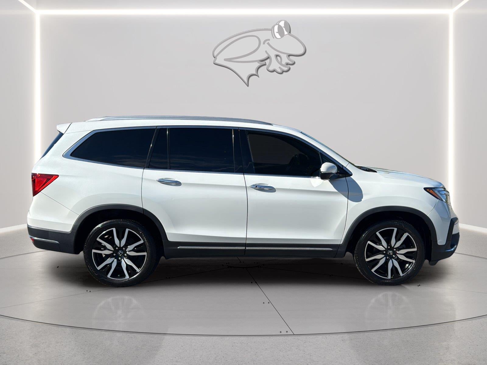 2022 Honda Pilot Touring w/Rear Captain's Chairs