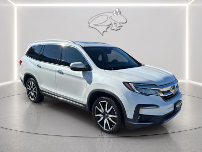 2022 Honda Pilot Touring w/Rear Captain's Chairs