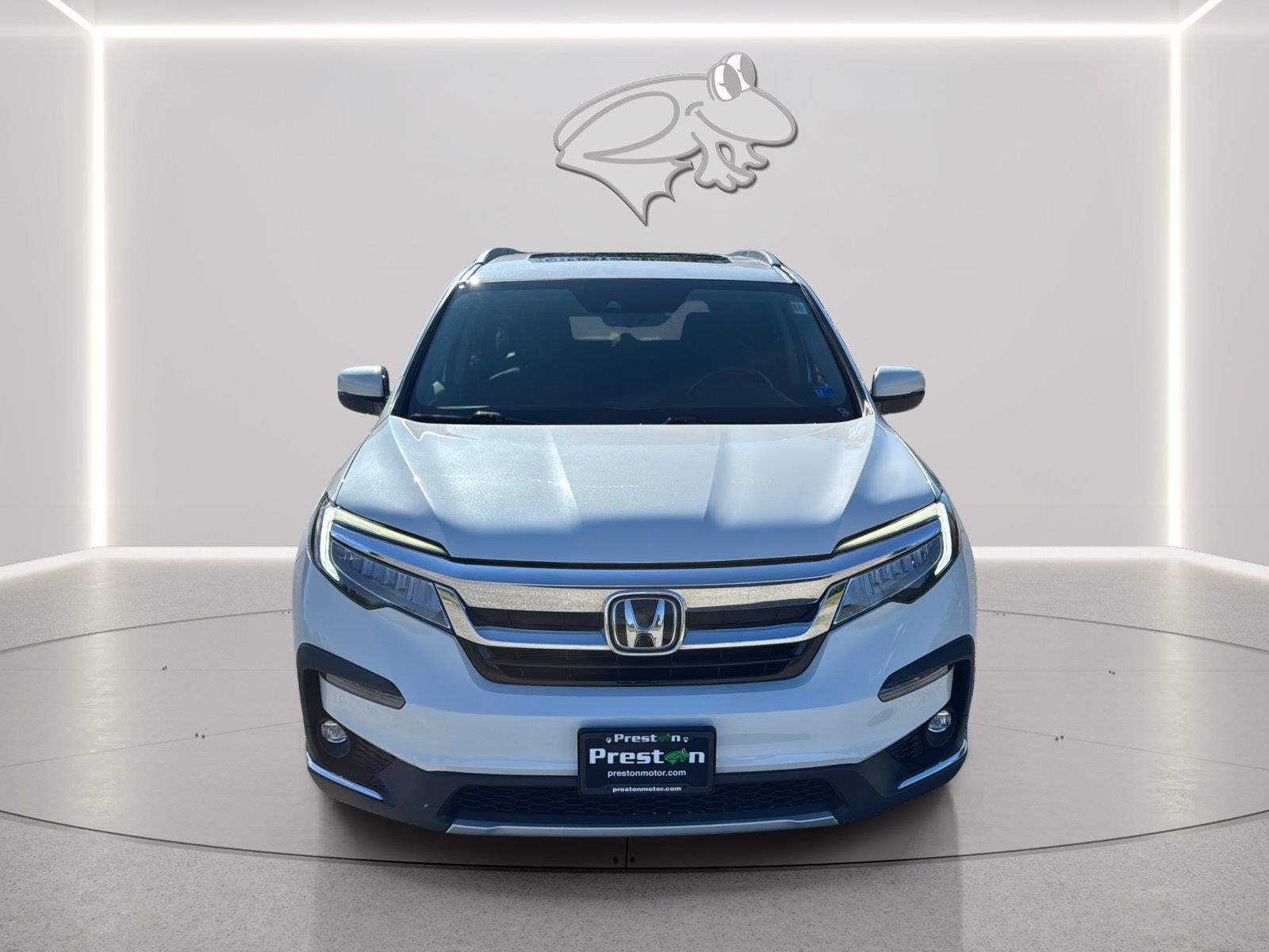 2022 Honda Pilot Touring w/Rear Captain's Chairs