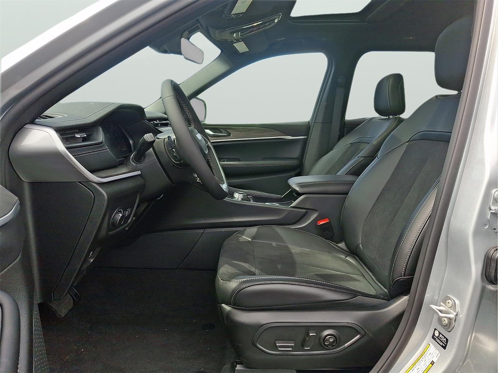 2026 Jeep Grand Cherokee L Laredo Altitude