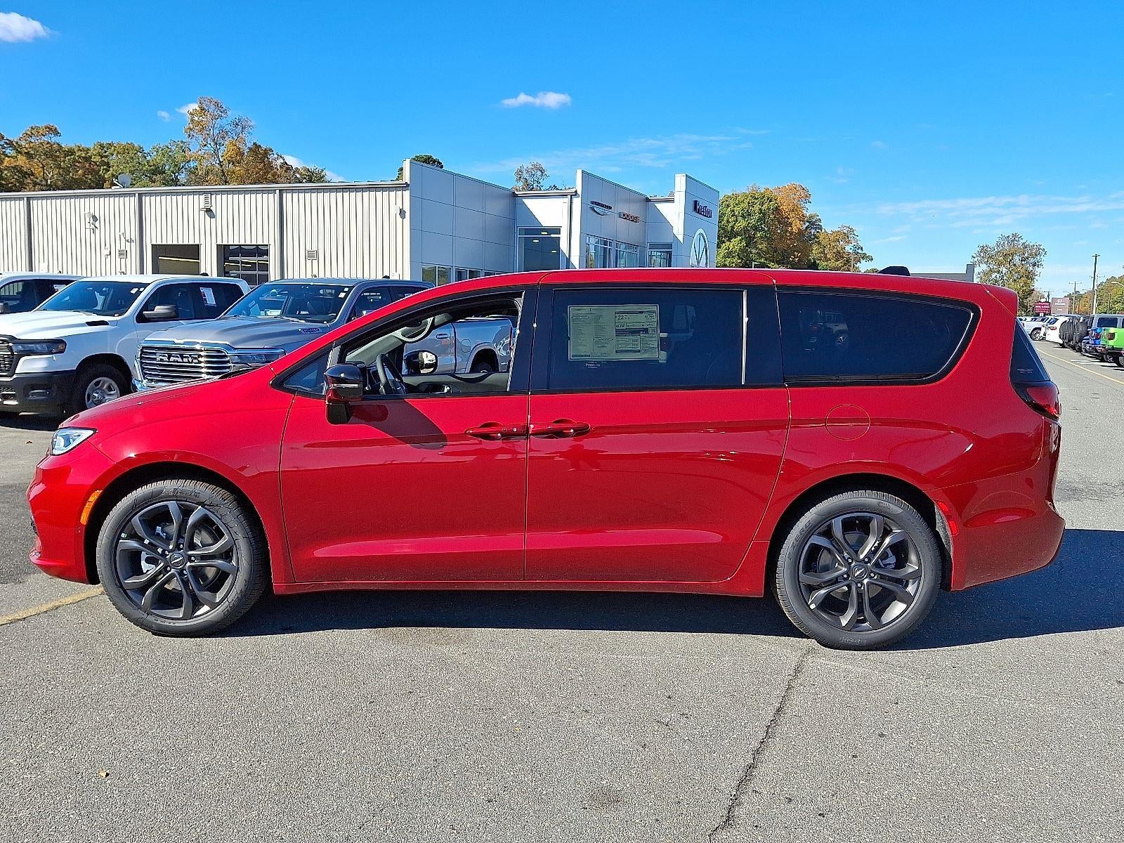 2026 Chrysler Pacifica Select